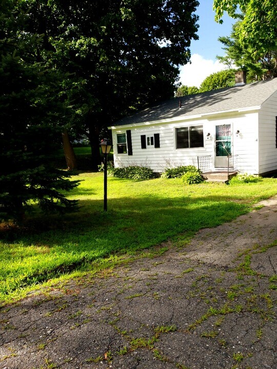 4 Lemon St in Veazie, ME - Foto de edificio