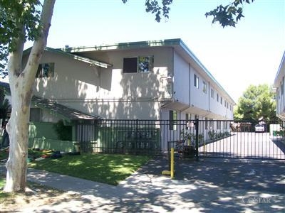 Home Crest Townhomes in Stockton, CA - Building Photo