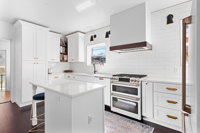 property at 608 S Lincoln St