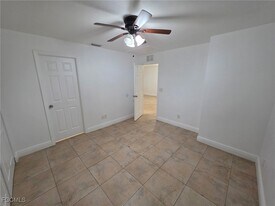 573 Figuera Ave in Ft. Myers, FL - Building Photo