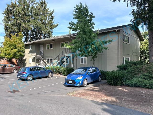 8537 NE Halsey St in Portland, OR - Building Photo - Building Photo