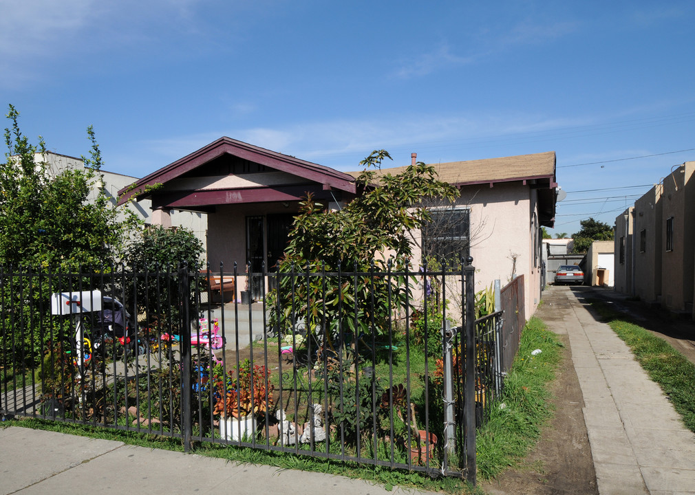 1131 E 67th St in Los Angeles, CA - Foto de edificio