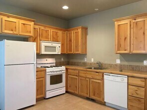 1057 NE Kayak Loop in Bend, OR - Building Photo - Building Photo