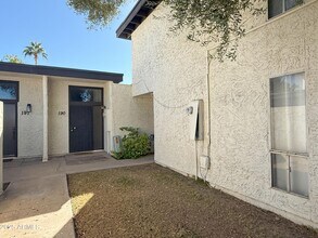 1051 S Dobson Rd in Mesa, AZ - Building Photo - Building Photo