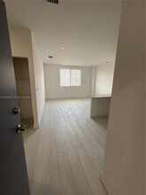 909 E 24th St in Hialeah, FL - Foto de edificio - Building Photo