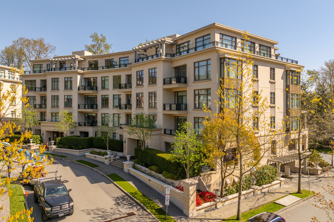 540-568 Waters Edge Cres in West Vancouver, BC - Building Photo