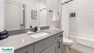 1148 N Main St, Unit 212 in Jacksonville, FL - Foto de edificio - Building Photo