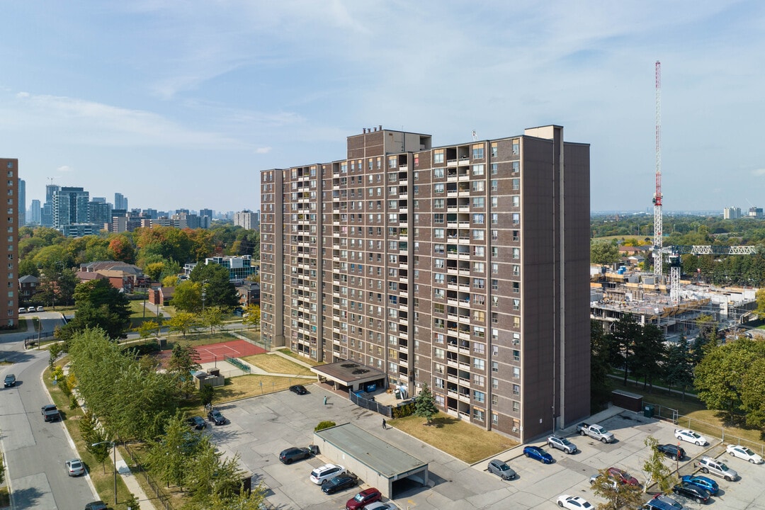 3275 Sheppard Ave E in Toronto, ON - Building Photo