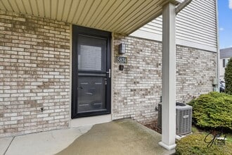 $1550 2 bedroom town house in Clinton Township, MI - Building Photo - Building Photo