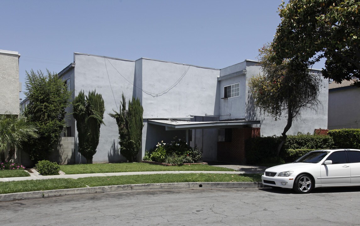 705 E Santa Fe Ave in Fullerton, CA - Foto de edificio