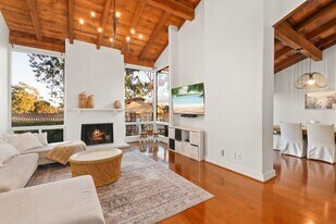 16936 Via De Santa Fe in Rancho Santa Fe, CA - Building Photo