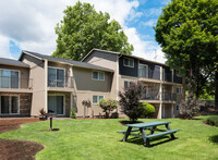 Cedar Lane and Garden Glen in Portland, OR - Foto de edificio - Building Photo