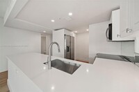 555 NE 34th St, Unit 1610 in Miami, FL - Building Photo - Building Photo