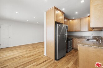 923 N San Vicente Blvd in West Hollywood, CA - Building Photo - Building Photo
