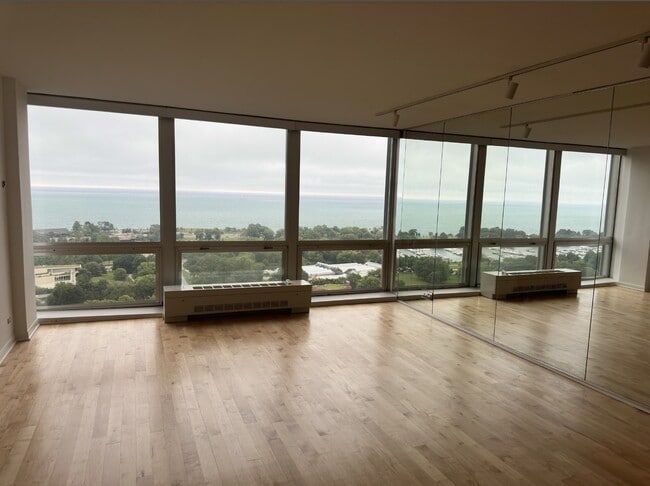 2400 N Lakeview Ave in Chicago, IL - Building Photo - Building Photo