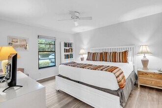 600 Neapolitan Way in Naples, FL - Foto de edificio - Building Photo