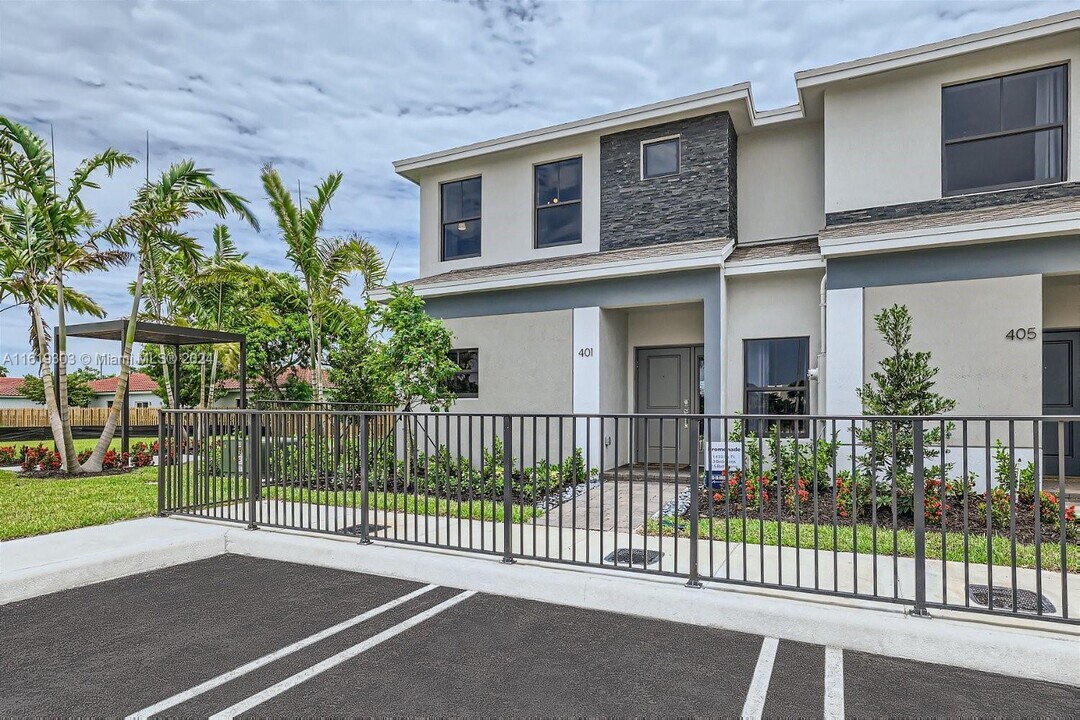 445 NE 1st Dr in Florida City, FL - Foto de edificio