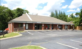 702 W Main St in Jamestown, NC - Building Photo