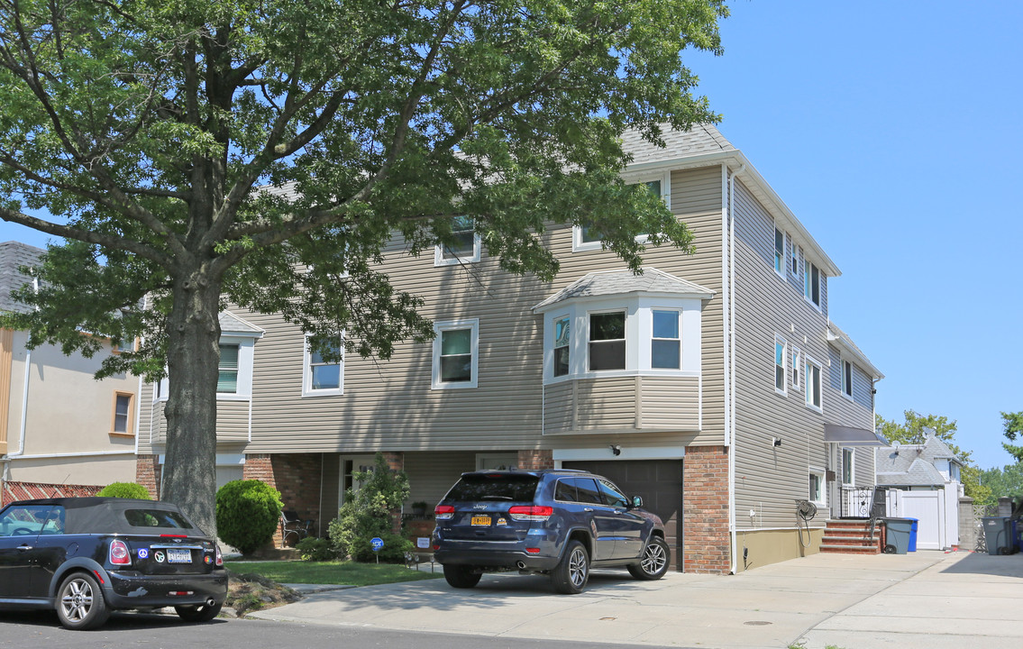 1569 216th St in Bayside, NY - Building Photo