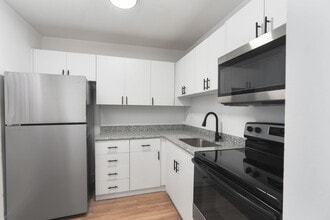 Lakeshore Presidential Apartments in Miami, FL - Foto de edificio - Building Photo