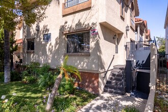 1245 Orange Grove Ave in Glendale, CA - Foto de edificio - Building Photo