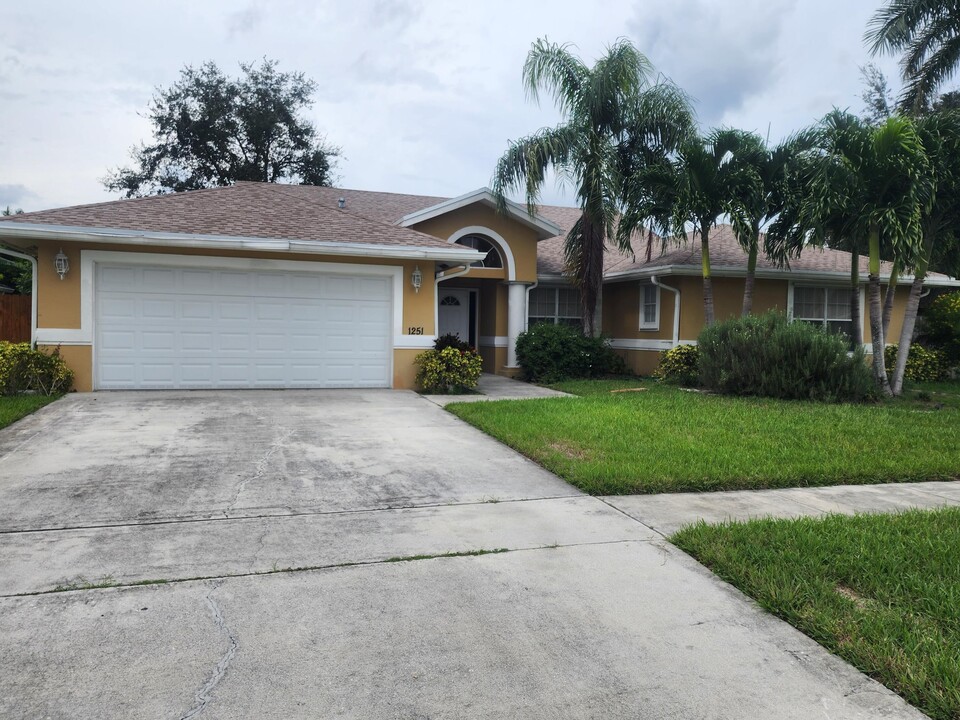 1251 Rowayton Cir in Wellington, FL - Building Photo