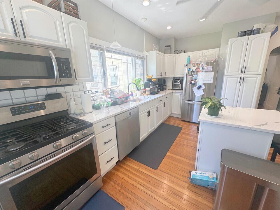 85 Pinkert St in Medford, MA - Building Photo