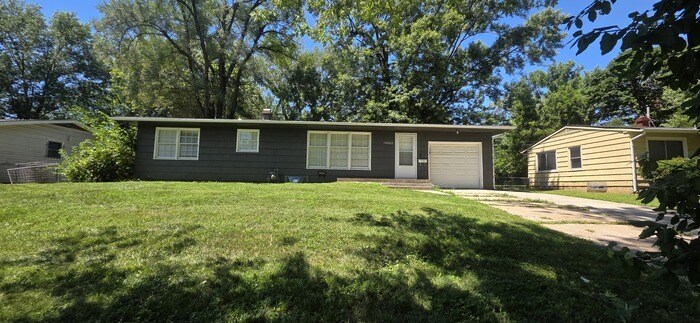 10002 Belmont Ave in Kansas City, MO - Building Photo