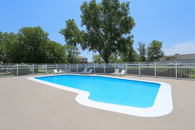 Tall Oaks Apartments in Wichita, KS - Foto de edificio - Building Photo