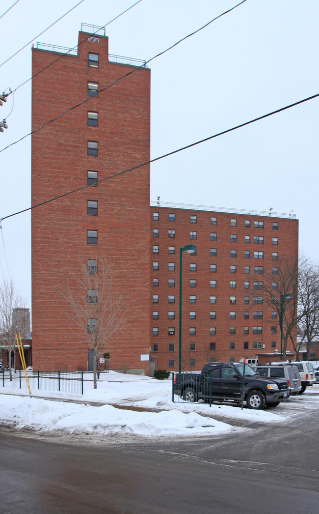 Almus Olver Towers in Syracuse, NY - Foto de edificio - Building Photo