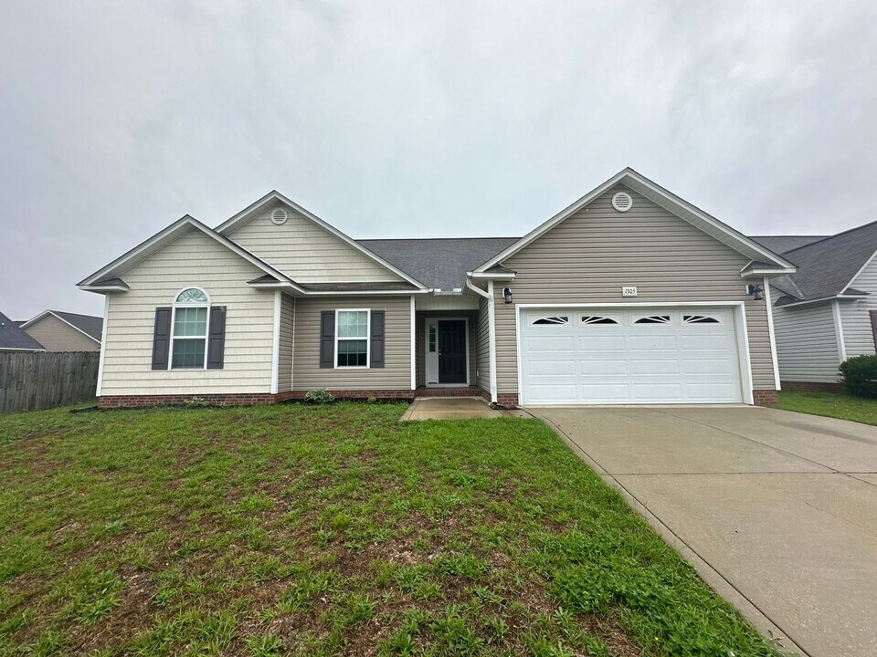 1305 Snowy Egret Dr in Fayetteville, NC - Building Photo