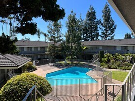 Downey West Garden Apartments in Downey, CA - Building Photo