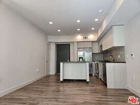 740 Ridgeley Dr in Los Angeles, CA - Building Photo