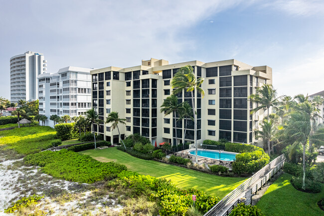 The Villas of Vanderbilt Condos in Naples, FL - Foto de edificio - Building Photo