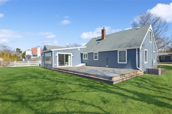 1110 Gillette Dr in East Marion, NY - Building Photo - Building Photo