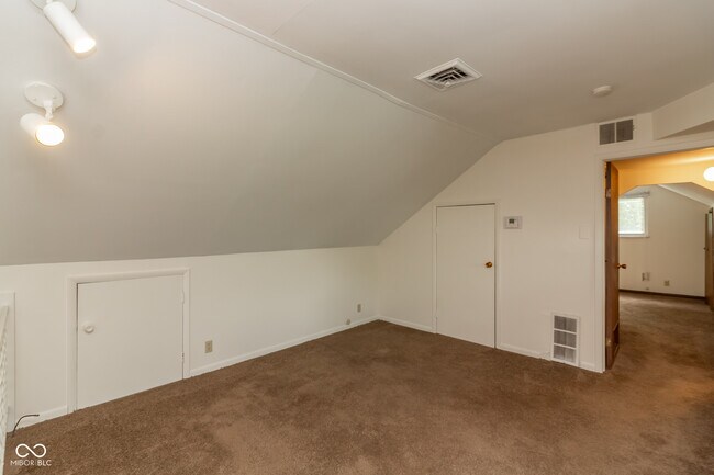 811 Riverside Dr in Greenwood, IN - Foto de edificio - Building Photo