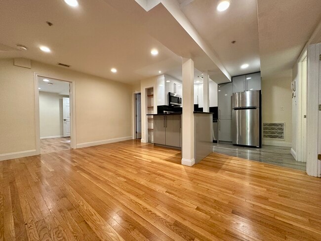 1805 Beacon St, Unit 1 in Brookline, MA - Building Photo - Building Photo