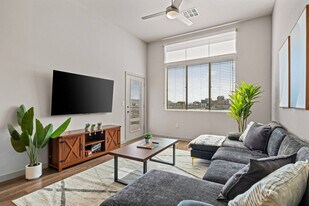 711 W Broadway Rd in Tempe, AZ - Building Photo