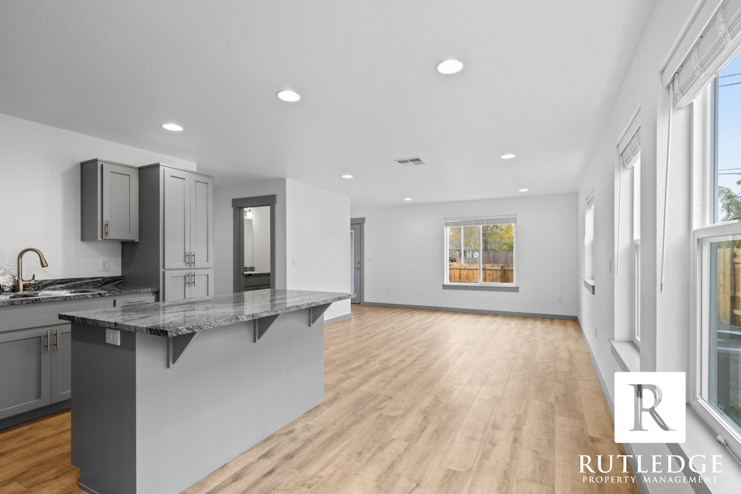 370 Beechwood Way in Medford, OR - Building Photo
