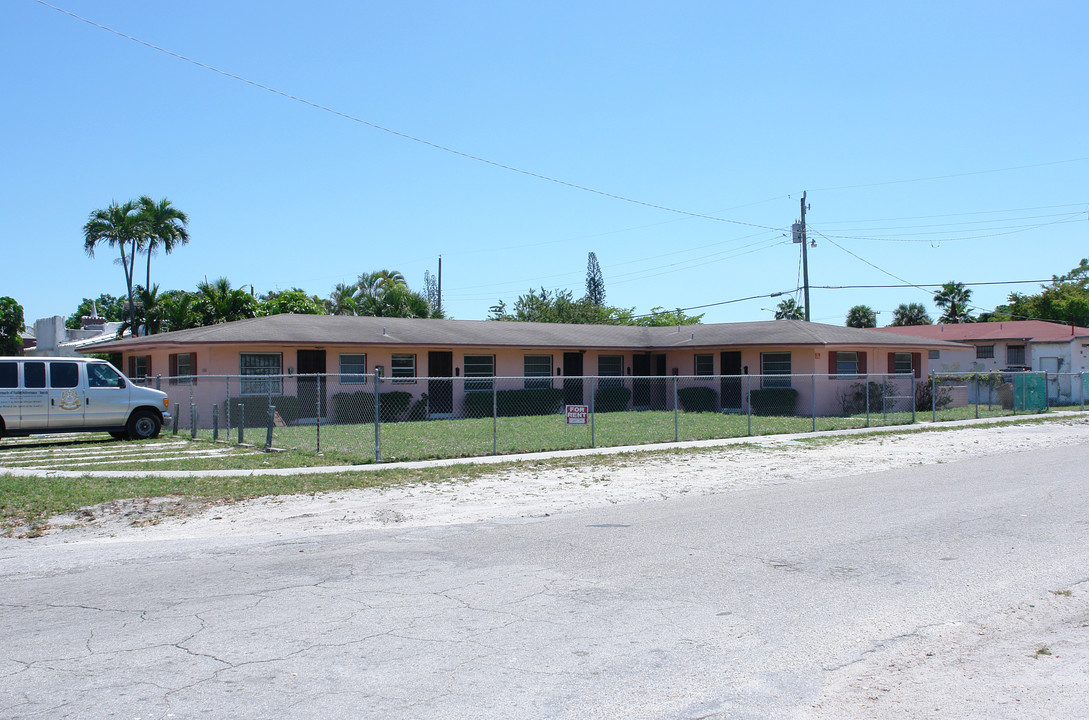 1200 Sesame St in Opa Locka, FL - Foto de edificio