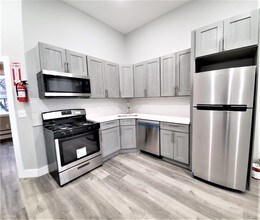 372 Forrest St-Unit -Apt 2 in Jersey City, NJ - Building Photo - Building Photo