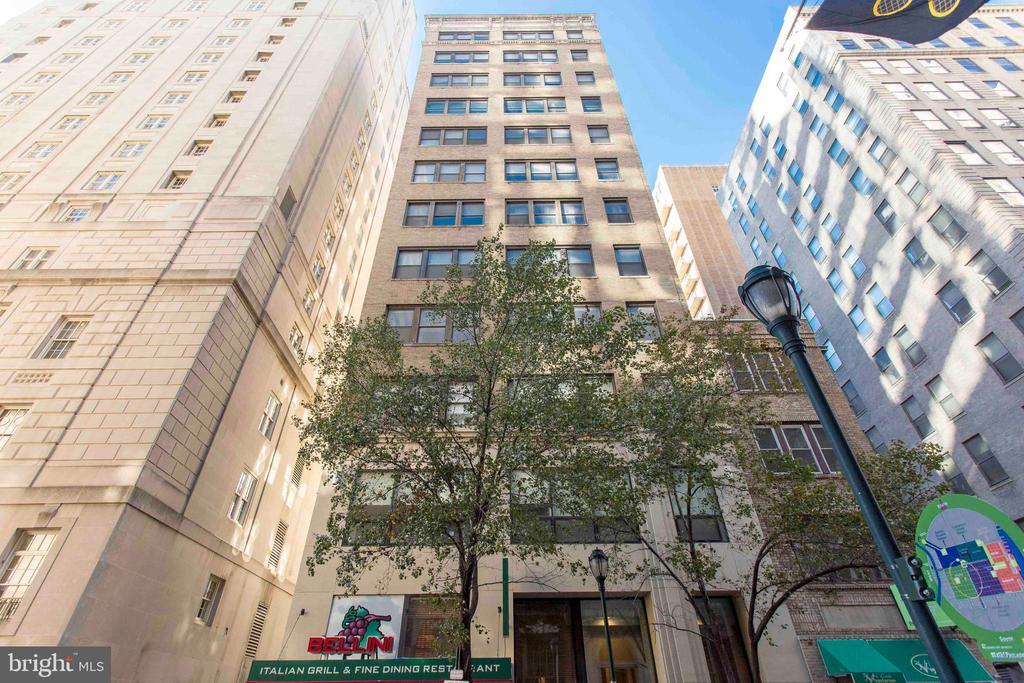 220 S 16th St in Philadelphia, PA - Building Photo