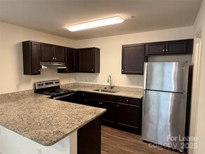 2525 Oakdale Rd in Charlotte, NC - Building Photo - Building Photo