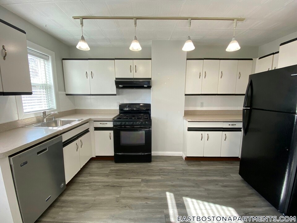 195 Maverick St in Boston, MA - Building Photo