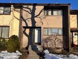 489 Madison Dr in East Windsor, NJ - Building Photo