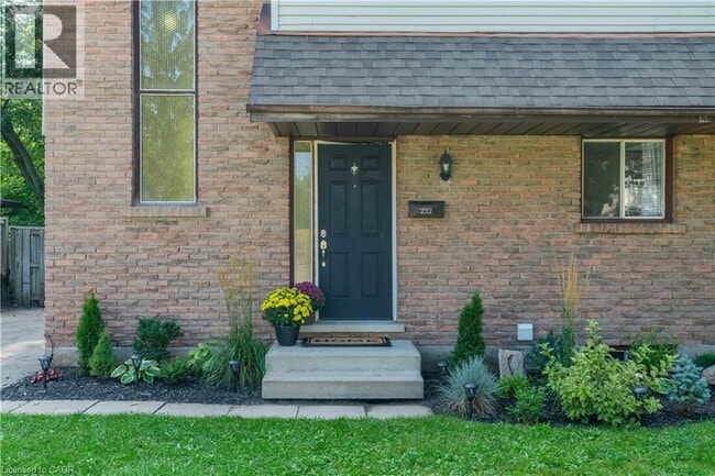 232 Cedarwoods Crescent in Kitchener, ON - Building Photo - Building Photo