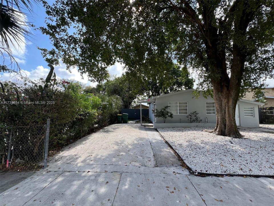 3380 NW 8th Pl in Fort Lauderdale, FL - Building Photo