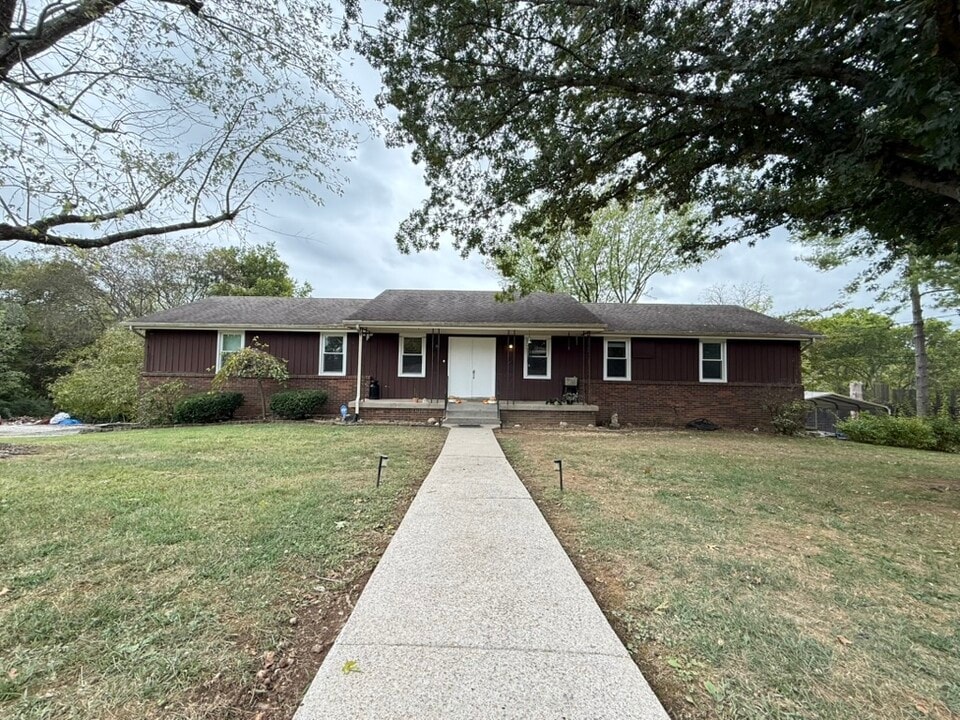 214 Rosehill Dr, Unit B in Goodlettsville, TN - Building Photo