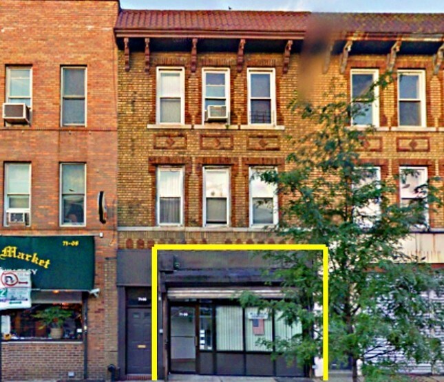 71-06 Fresh Pond Rd in Ridgewood, NY - Foto de edificio