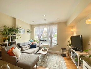 9 Glencoe St, Unit 202 in Boston, MA - Building Photo - Building Photo